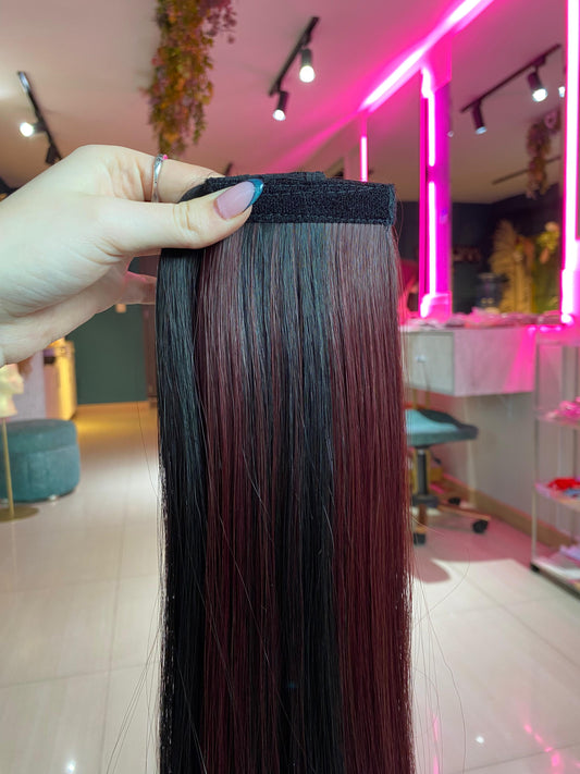 PONY TAIL NEGRA CON MECHAS UVA VELCRO 70 CM
